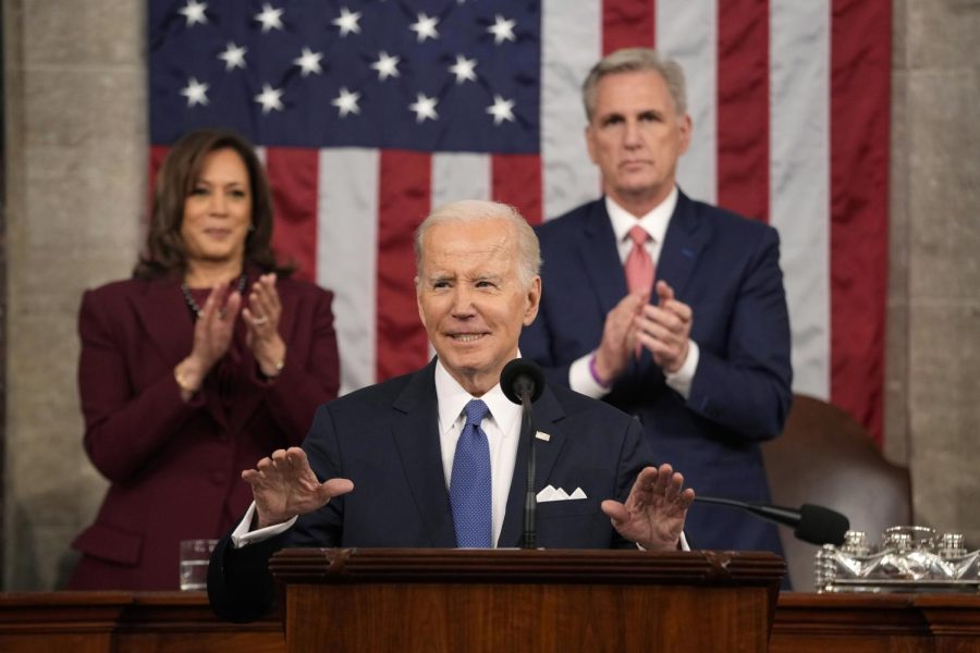 Democratic President Joe Biden (middle) delivers the annual SOTU address in the capitol building, accompanied by democratic Vice President Kamala Harris (left) and Republican Speaker of the House of Representative Kevin McCarthy (right).