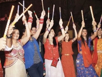 Image of participants in a Garba festival clanking their Dandiya sticks on Sep. 17 2017 (Times of India)