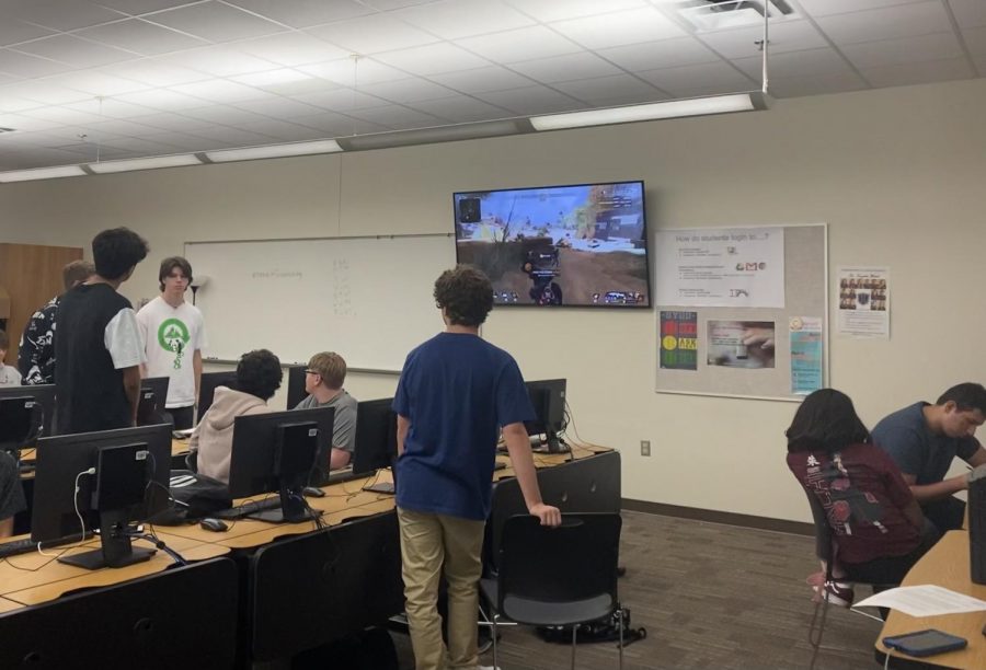 Esports students work on assignments while they participate in a videogame tutorial.